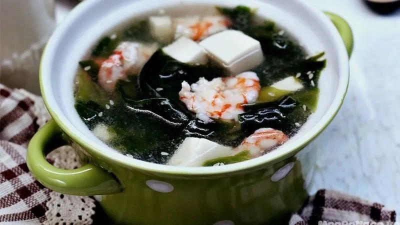 Biến tấu canh rong biển với tôm khô