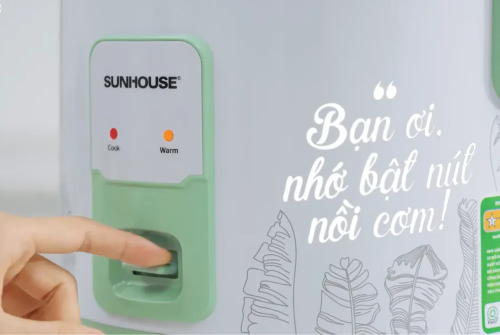 Ấn nút gạt của nồi cơm điện cơ về chế độ “Nấu/Cook” để nấu xôi