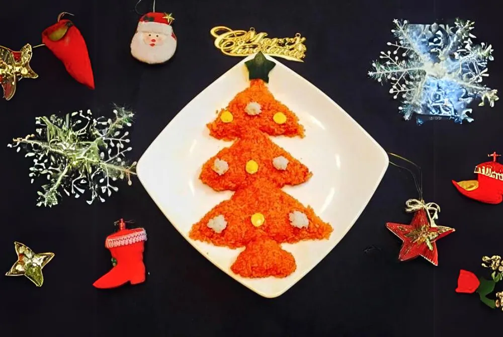 Tạo hình cây thông Noel bằng xôi gấc cho bữa tiệc cuối năm