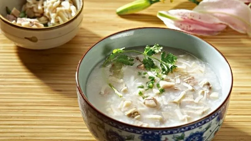 Bát cháo dinh dưỡng thơm ngon với đầy đủ topping tại Cây Thị