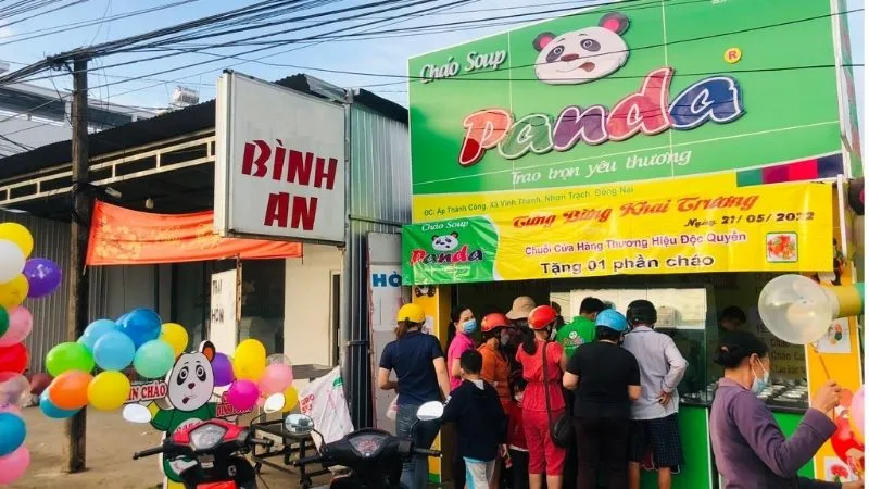 Biển hiệu cửa hàng cháo dinh dưỡng cho bé Panda nổi bật tại đường Bình Lợi
