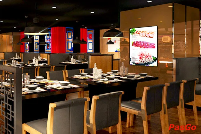 Bàn nướng âm tại King BBQ với đầy đủ banchan và rau cuốn