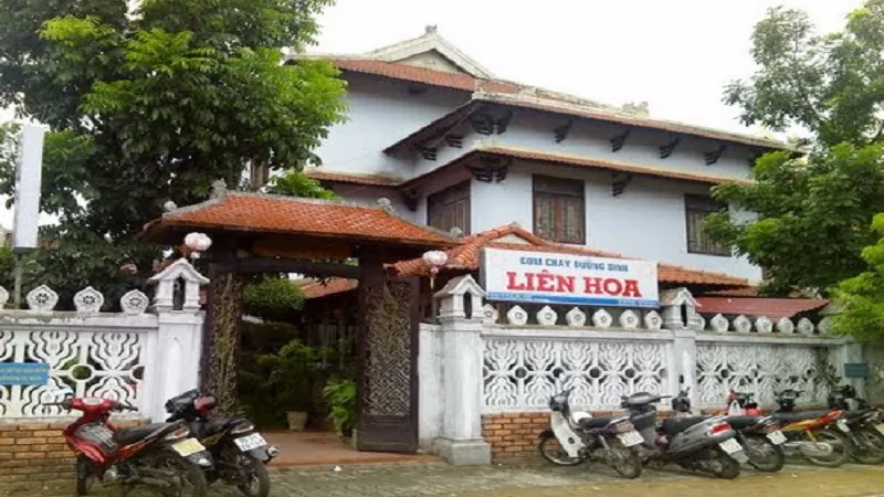 Kiến trúc cổ kính đặc trưng của nhà hàng chay Liên Hoa năm 2026