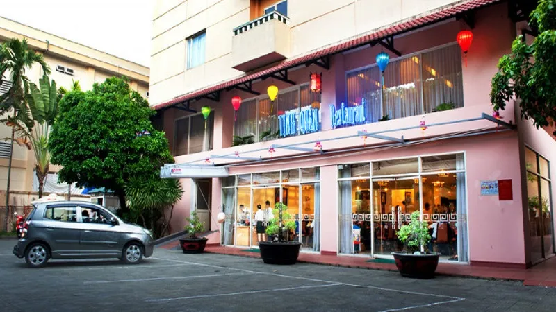 View hồ bơi sang trọng phía sau khu vực sảnh ăn của Tịnh Quán