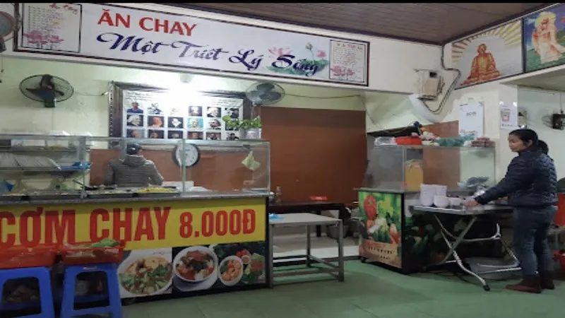 Khách hàng tấp nập tại không gian quán chay Nhật Lệ