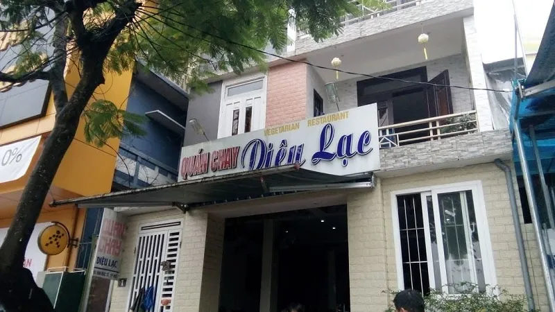 Khu vực quầy chế biến sạch sẽ, đảm bảo vệ sinh tại quán Diệu Lạc