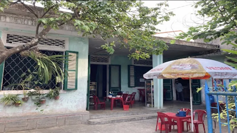 Biển hiệu mộc mạc của quán cơm chay Bà Minh trên phố Hàn Thuyên