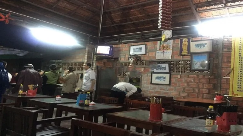 Nhân viên phục vụ tận tình tại quán chay Tâm Thiện phố Nguyễn Thái Học