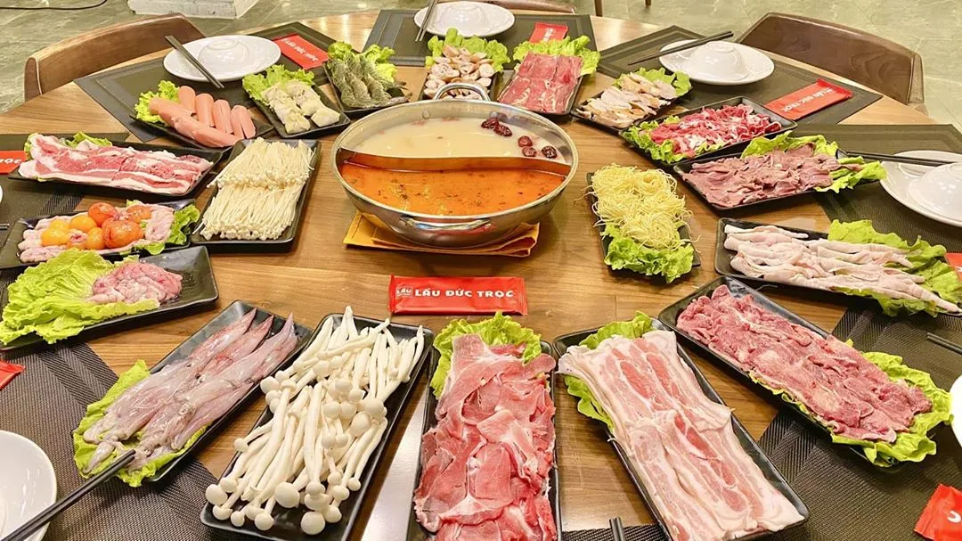 Lẩu riêu cua đặc trưng tại Lẩu Đức Trọc với nước dùng đậm đà