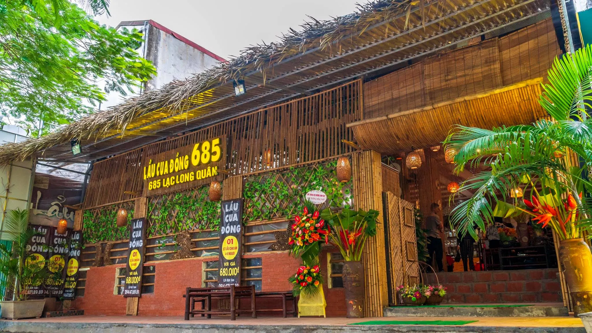 Lẩu cua đồng Song Hà với gạch cua béo ngậy và rau xanh tươi