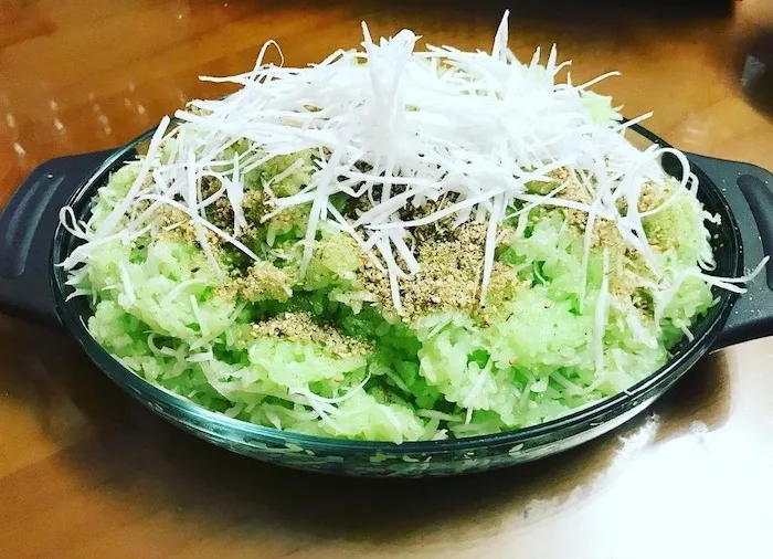 Mẹo rưới thêm nước cốt dừa giúp món xôi lá dứa bóng đẹp, béo ngậy hơn