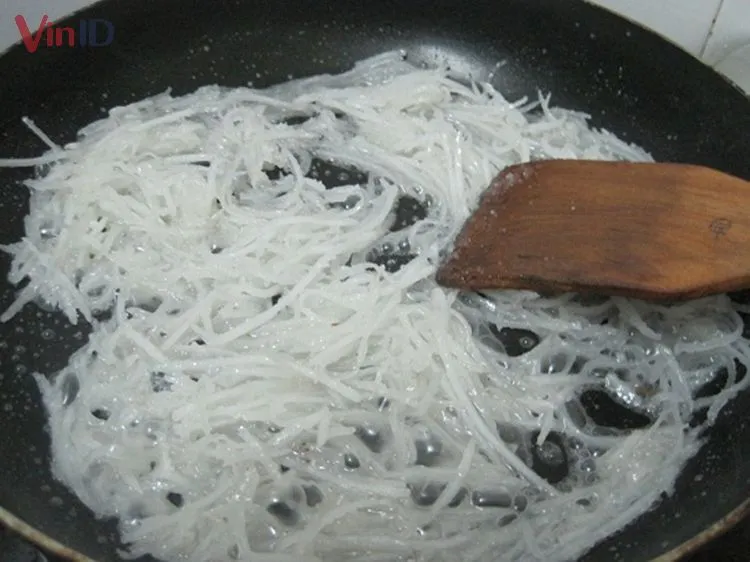 Xào dừa sợi trên lửa thật nhỏ để sợi dừa trong và thấm đường