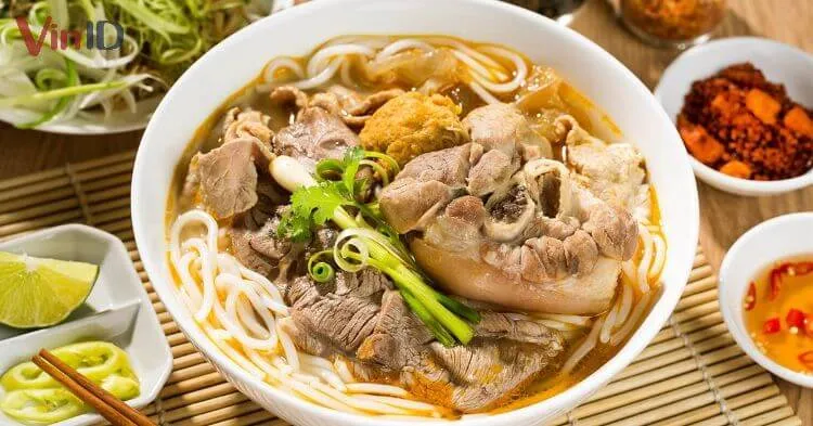 Chế biến nước dùng ngọt thanh từ dừa tươi và chân giò