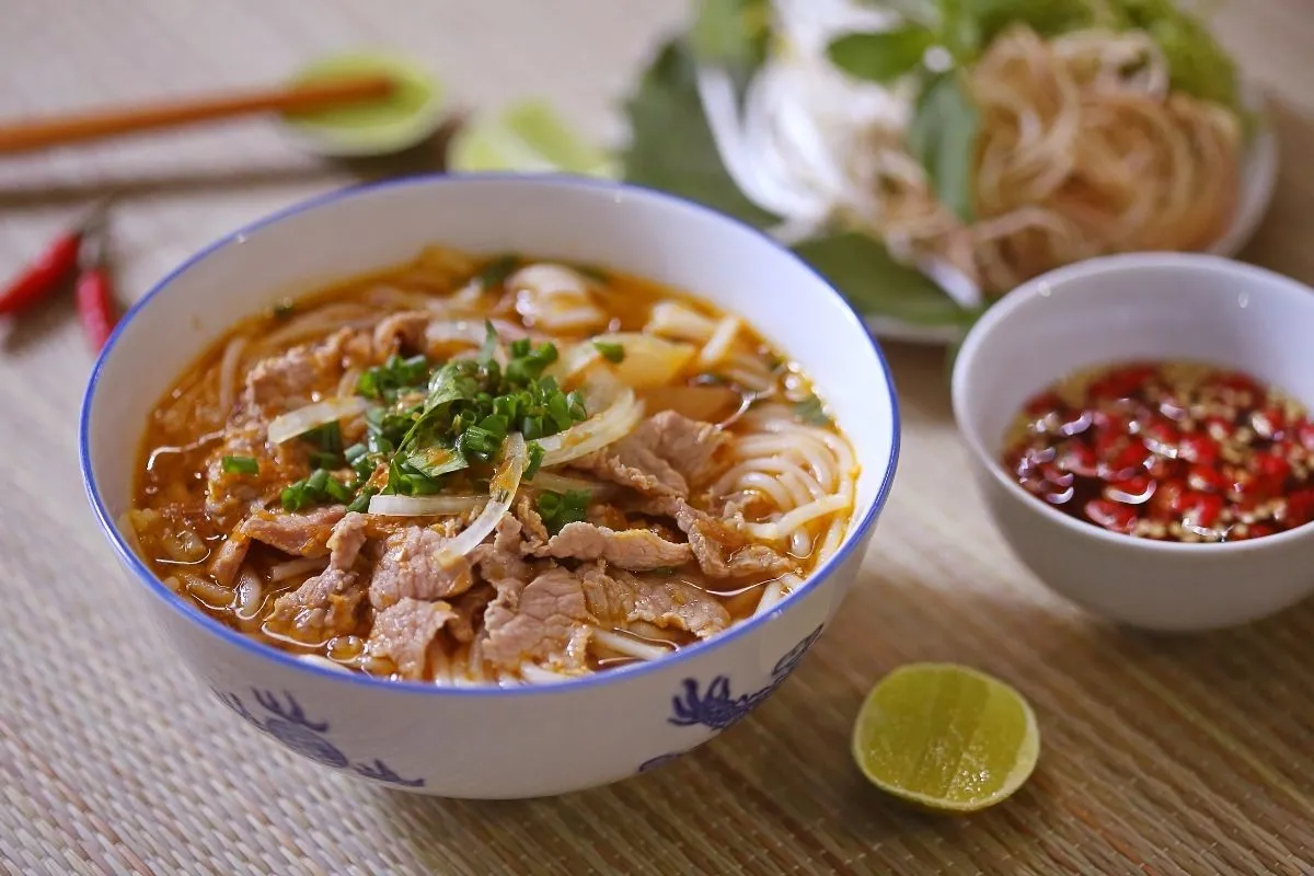 Bún bò Huế - tinh hoa ẩm thực miền Trung Việt Nam.