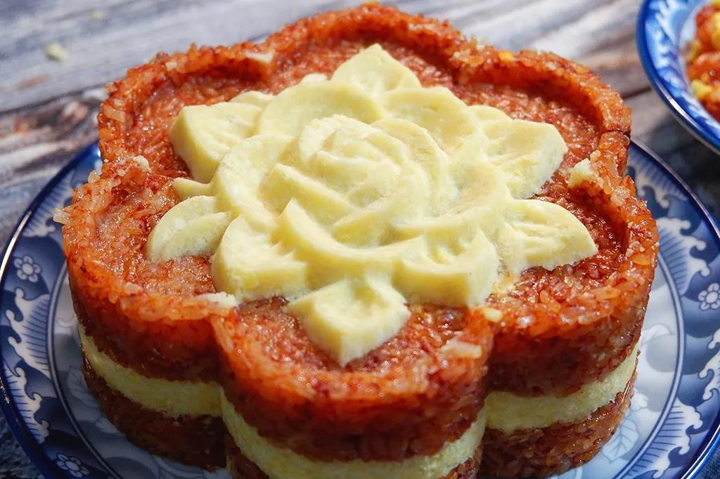 Khuôn hình hoa giúp món xôi gấc thêm phần sang trọng trên mâm cỗ