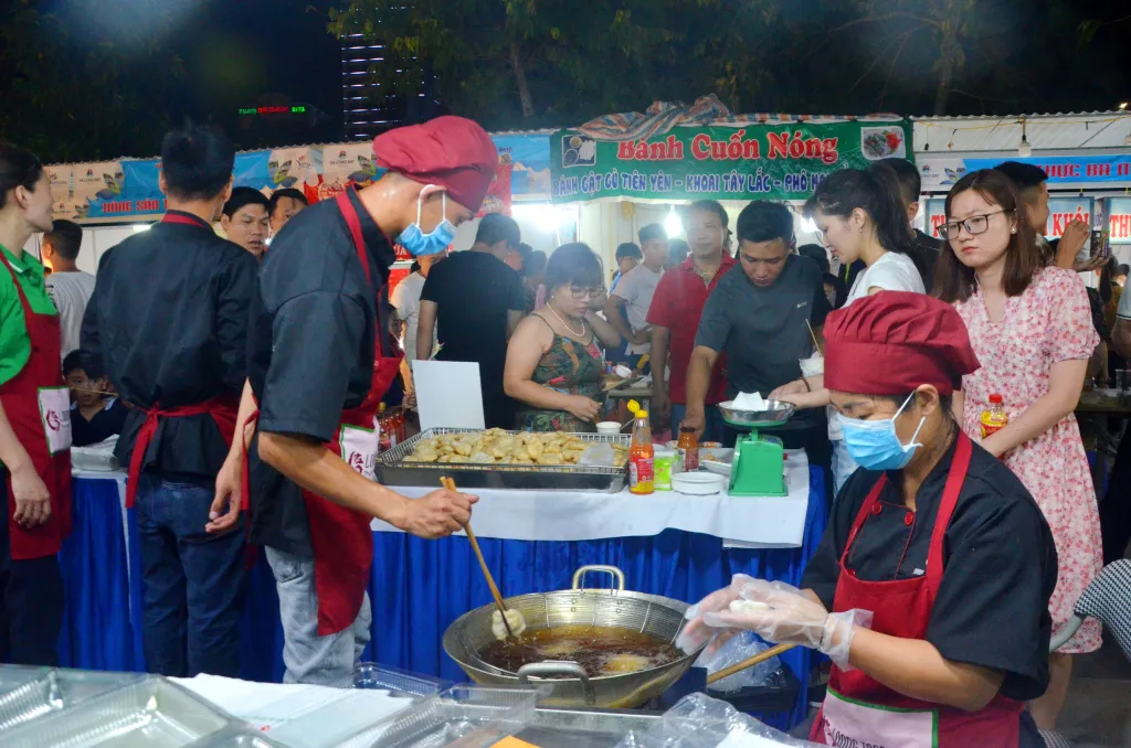 Du khách luôn quan tâm, thích thú với chả mực Hạ Long và các đặc sản Quảng Ninh ở Liên hoan ẩm thực toàn quốc tại Quảng Ninh và các sự kiện khác