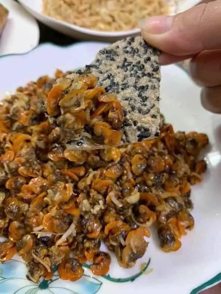 Công đoạn luộc sơ sò huyết để tách vỏ