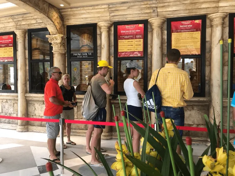 Du khách có thể mua vé cáp treo trực tiếp tại quầy hoặc máy bán vé tự động