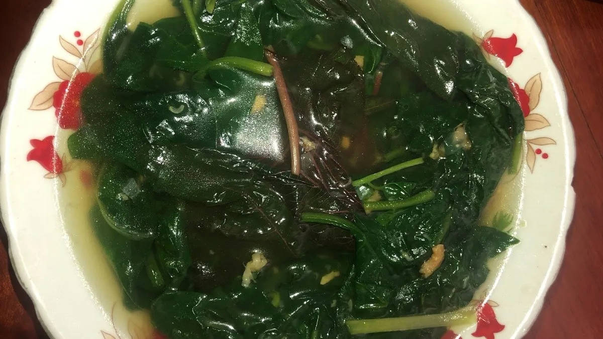 Món canh rau mồng tơi nấu cùng tôm khô mang lại hương vị thanh khiết cho bữa trưa