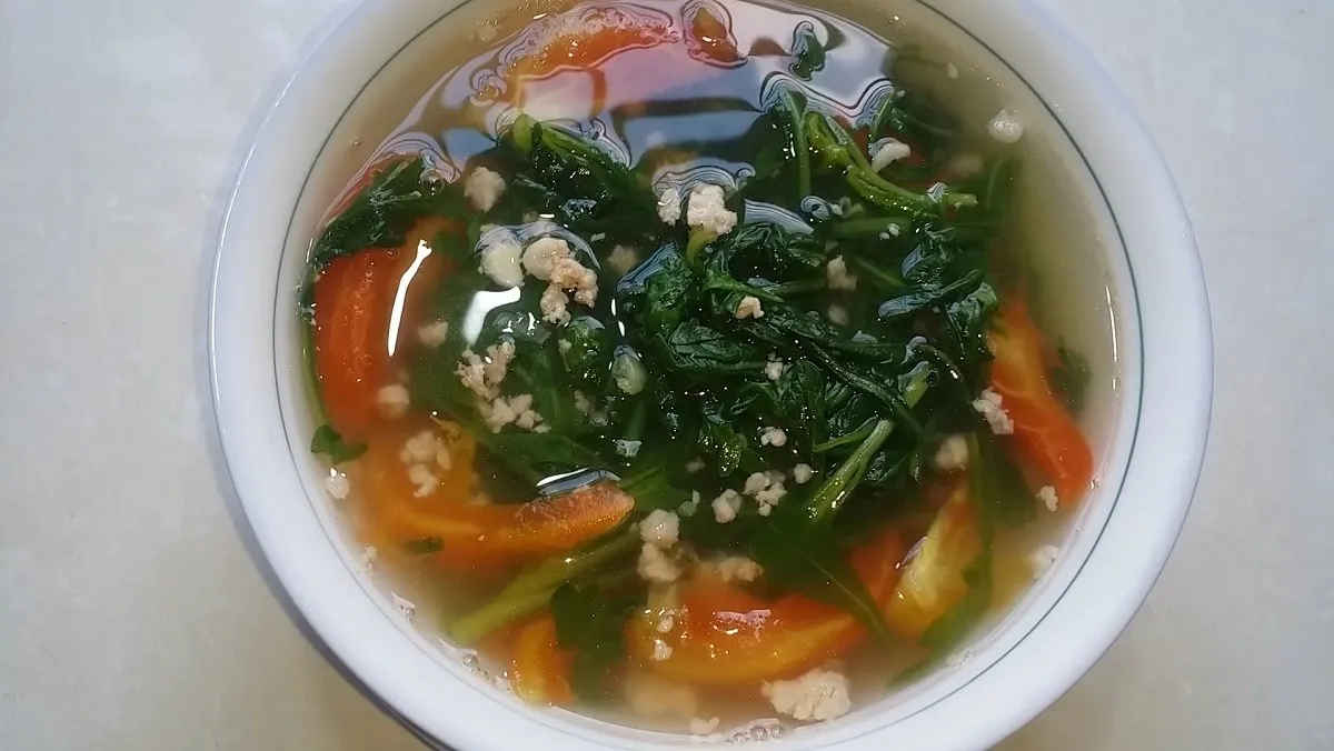 Canh cải cúc nấu cùng cà chua và thịt băm thơm ngon thanh mát giúp giải nhiệt cơ thể hiệu quả