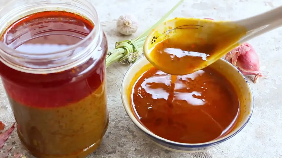 Nguyên liệu làm gia vị ướp đồ nướng BBQ gồm hành tây, tỏi, sả và các loại gia vị