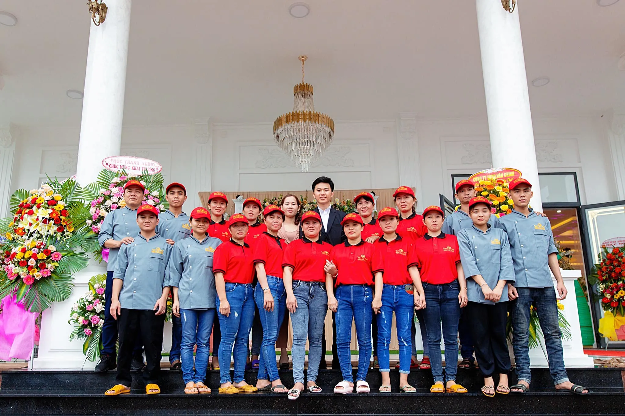 Bàn tiệc được bày trí tinh tế với hoa tươi và đồ dùng cao cấp tại nhà hàng tiệc cưới Quy Nhơn