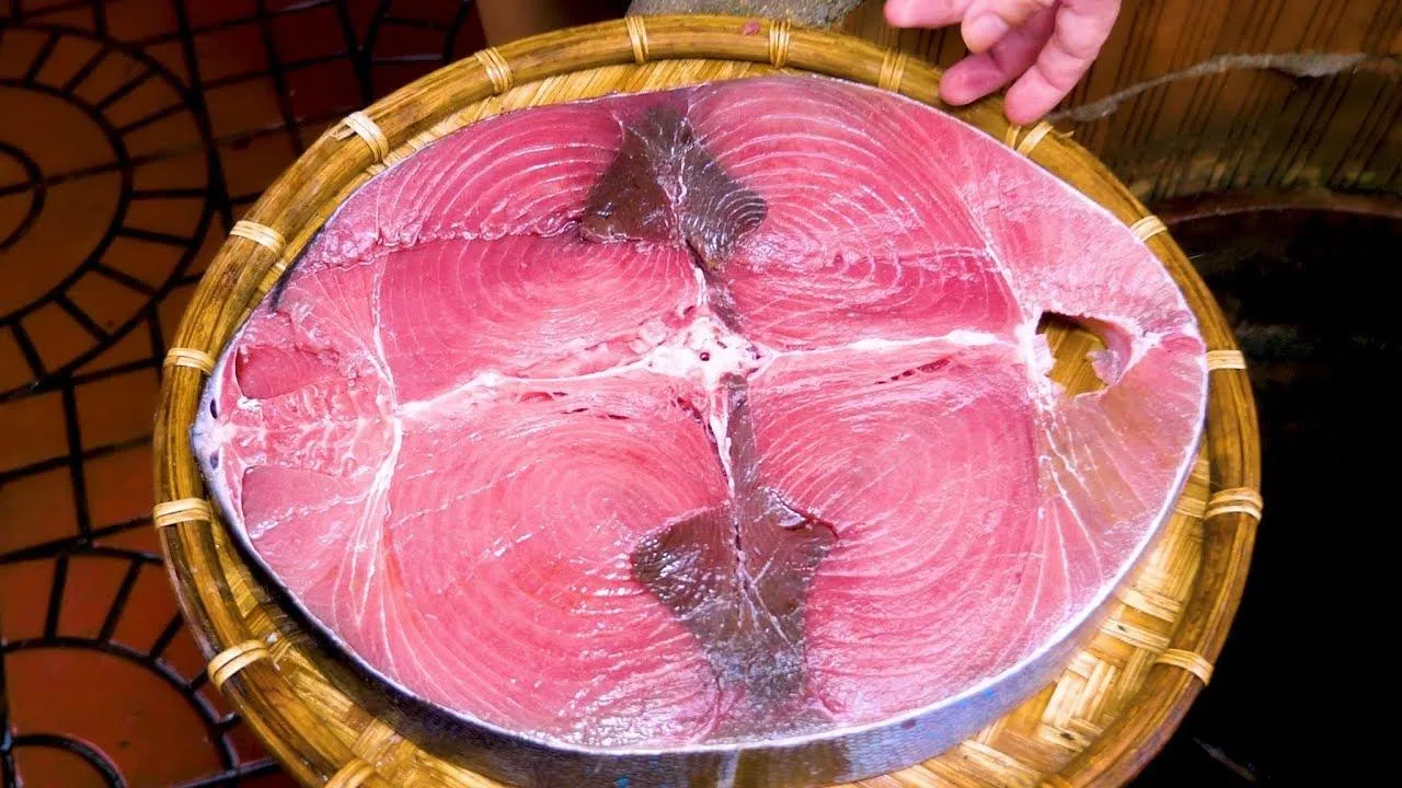 Thớ thịt cá ngừ đại dương đỏ tươi giàu dinh dưỡng