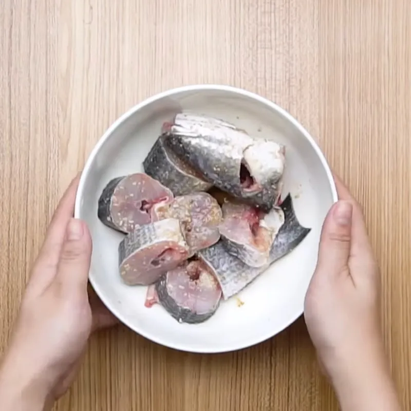 Sơ chế cá lóc với gia vị