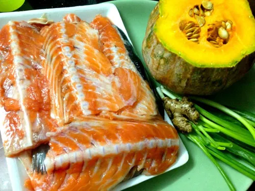 Xương cá hồi sau khi lọc thịt và hầm nước dùng