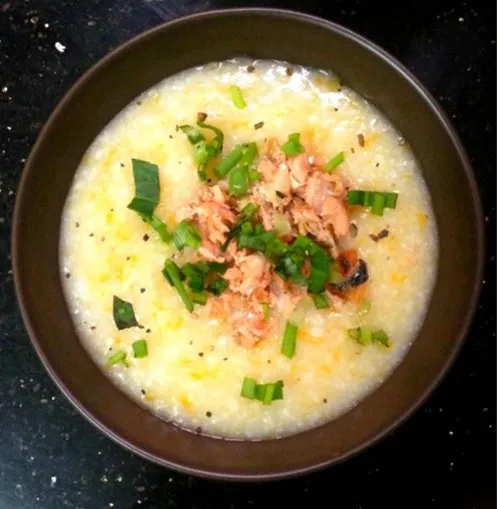 Cháo xương cá hồi hoàn thành với nấm và thịt cá