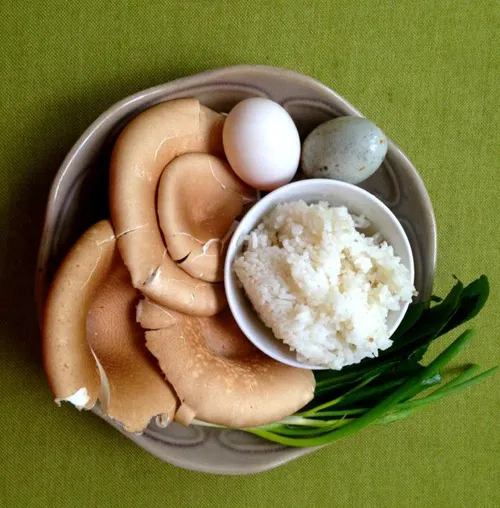 Cháo xương cá hồi bí đỏ màu vàng bắt mắt