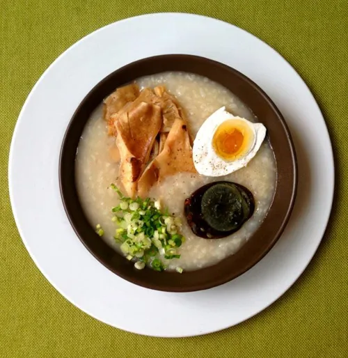 Cháo xương cá hồi ăn kèm trứng muối