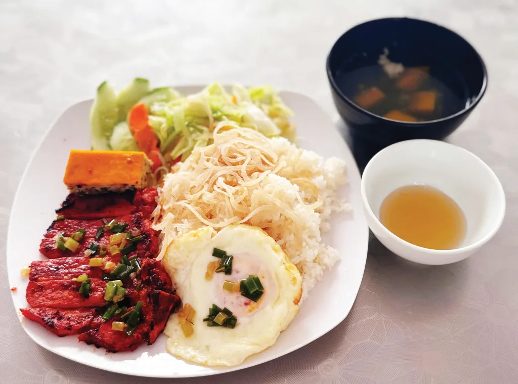 Suất cơm sườn, bì, chả hấp dẫn tại quán cơm tấm Sài Gòn trên phố Kim Đồng