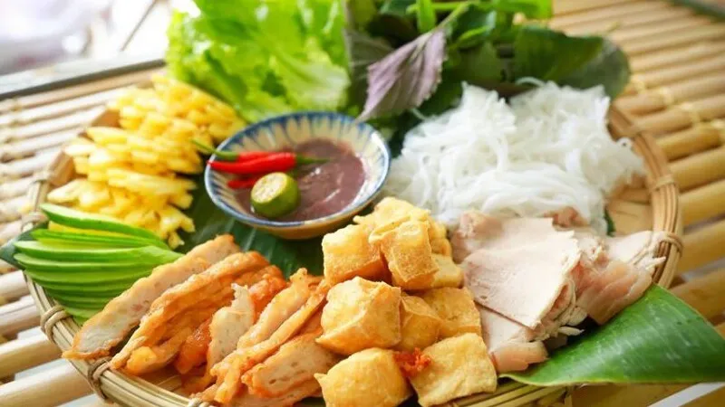 Mẹt bún đậu mắm tôm với thịt luộc chân giò