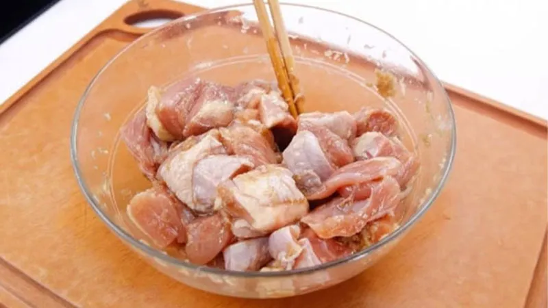 Cách tẩm gia vị thịt gà nướng