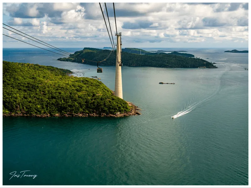 Khung cảnh non nước hữu tình hiện lên trong tầm mắt với những đường rẽ sóng đẹp mắt từ thuyền bè trên biển