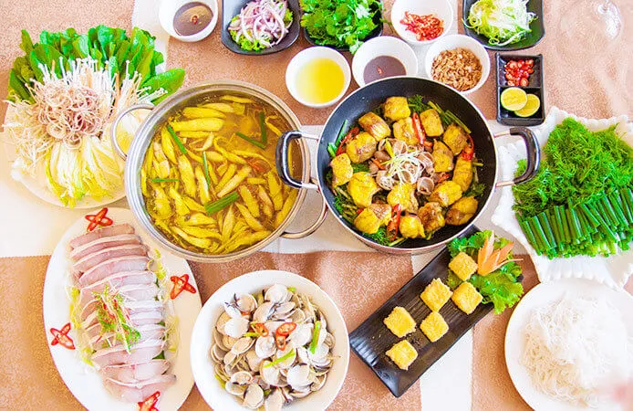 Nhà hàng Nam Sơn với các món hải sản tươi sống được trình bày tinh tế trên bàn ăn