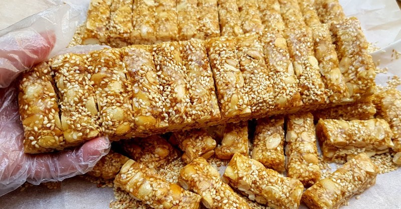 Cách Nấu Kẹo Lạc Bằng Mật Mía Thơm Giòn Chuẩn Vị Truyền Thống