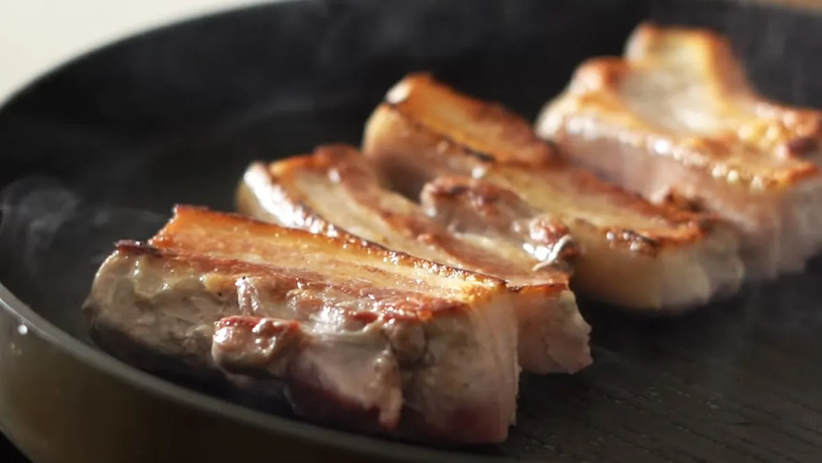 Bàn tiệc thịt ba chỉ nướng Hàn Quốc đầy đủ rau sống và nước chấm hấp dẫn