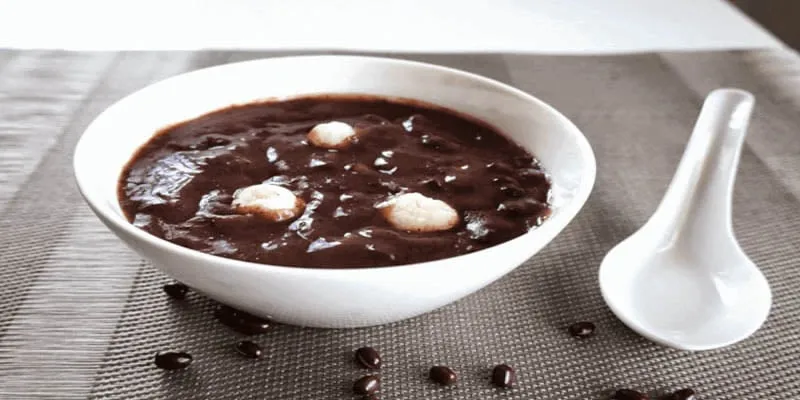 Cháo đậu đen được múc ra tô nóng hổi