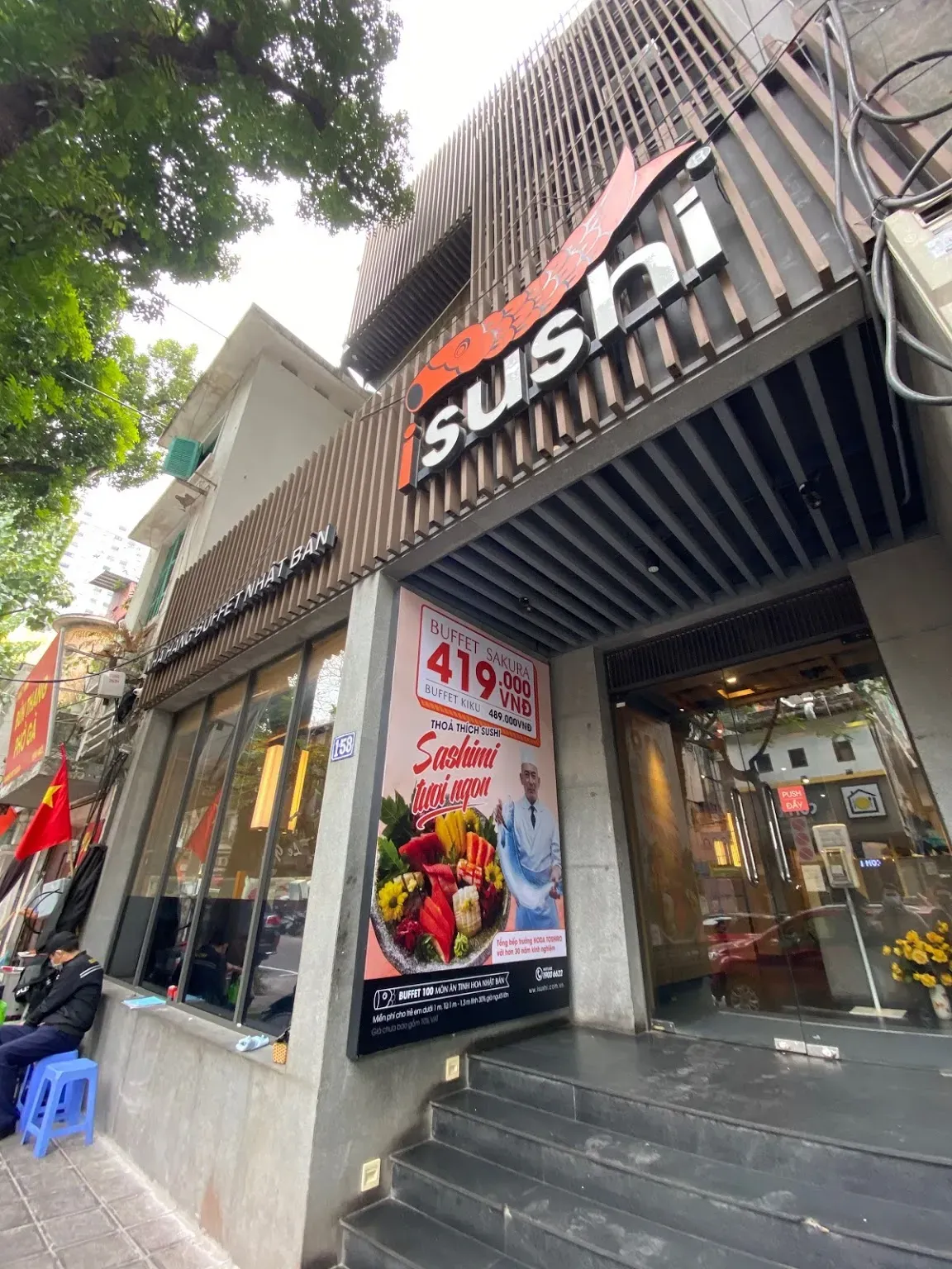 Không gian iSushi với thiết kế gỗ tối giản kiểu Nhật