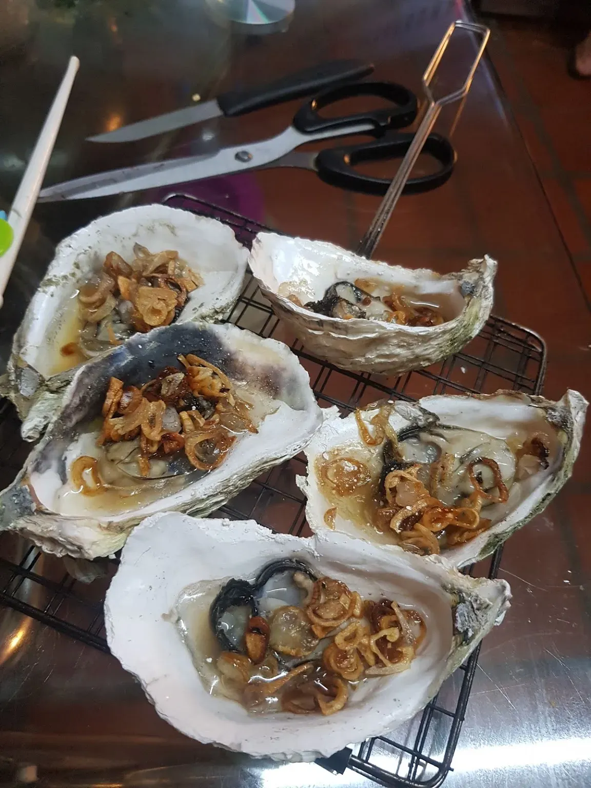 Hàu tươi sống và hàu nướng sốt giấm vang