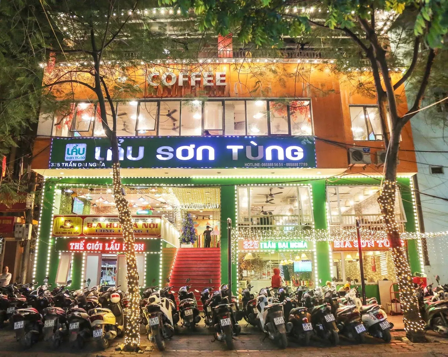 Không gian Lẩu Sơn Tùng với view sông và đèn LED