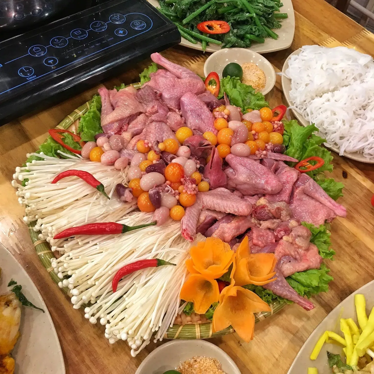 Lẩu chua cay Thái với hải sản đa dạng