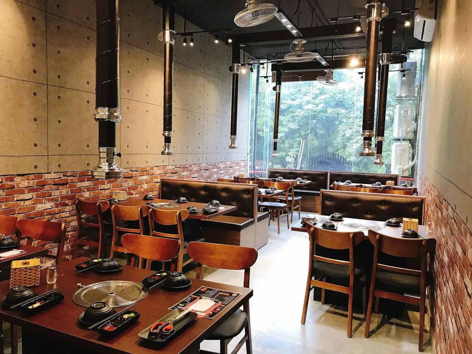 Không gian Deli 4B với tông nâu đỏ sang trọng