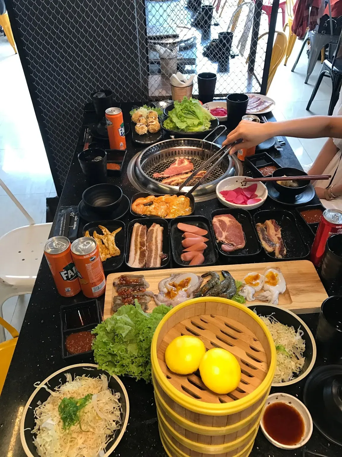 Lẩu hải sản với thịt ba chỉ bò nướng