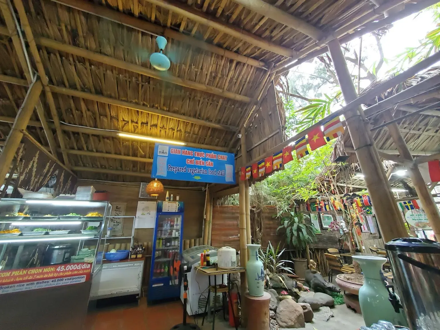 Không gian dân dã tại nhà hàng An Lạc Chay Quán Tây Hồ