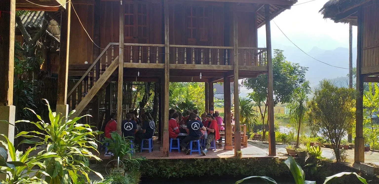 Nhà hàng Bản Lác 20 Mai Châu thiết kế theo kiểu nhà sàn