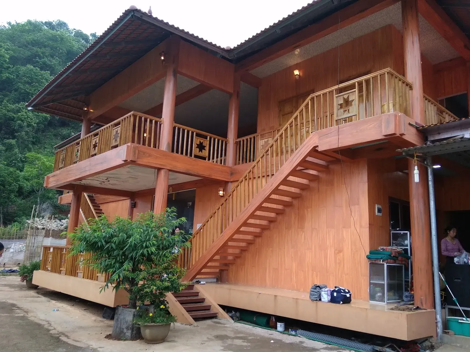 Nhà sàn số 19 Hùng Mếch thiết kế hoàn toàn bằng gỗ