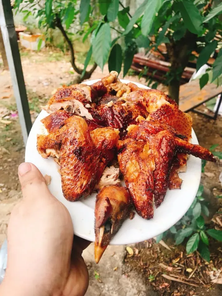 Gà đồi nướng thơm ngon của quán